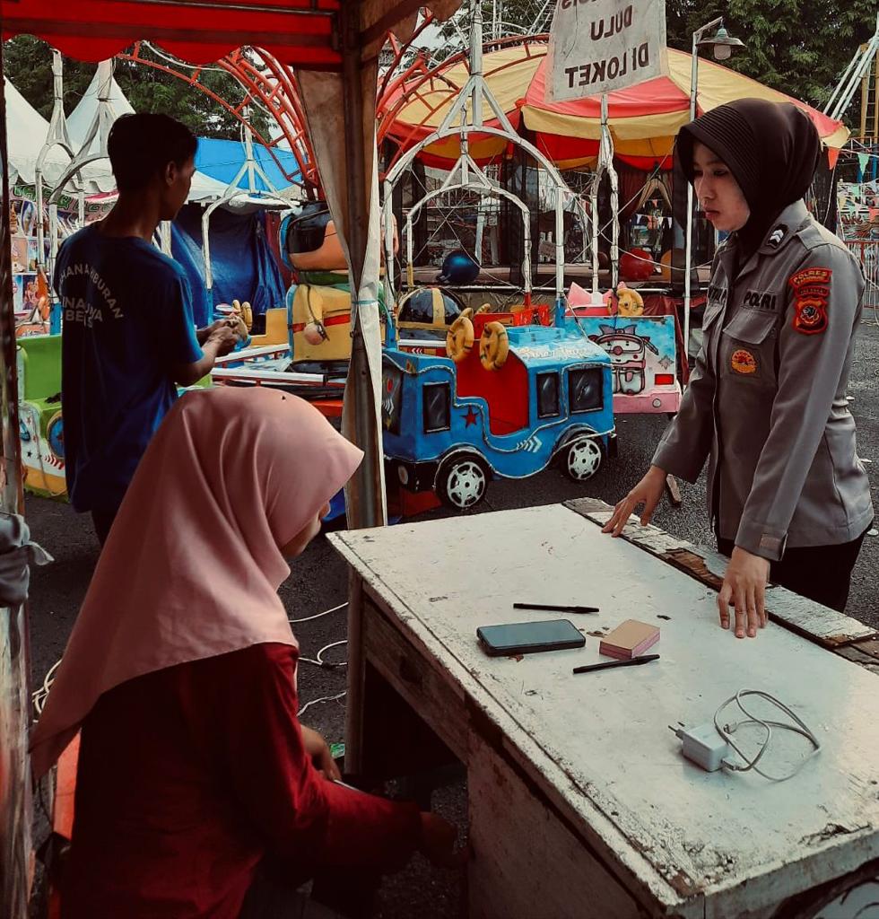 Polwan Polres Karawang Ngabuburit