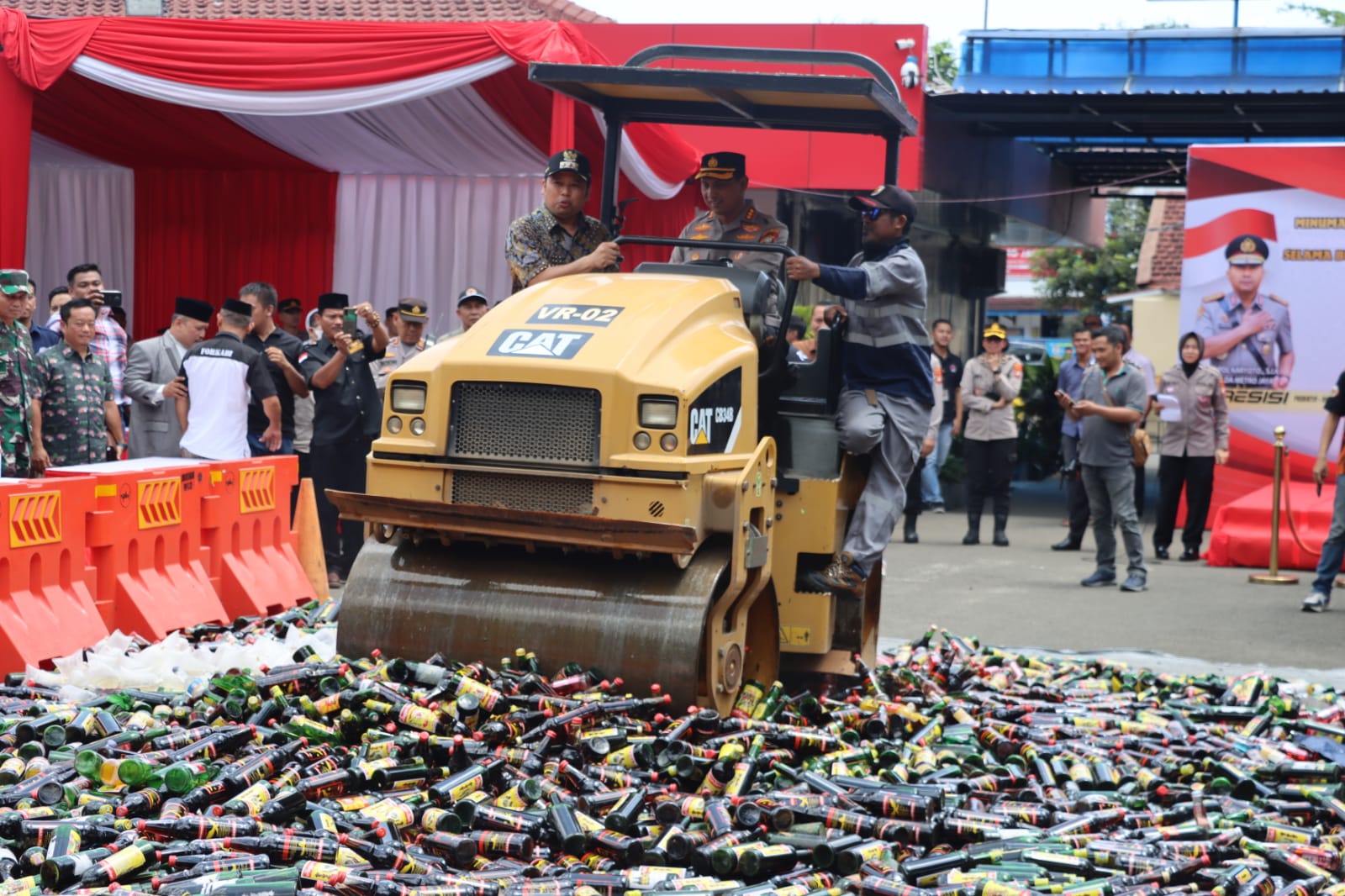16.242 Minuman Keras dan 5.450 Butir Obat Obatan Terlarang Dimusnahkan Polres Metro Tangerang Kota