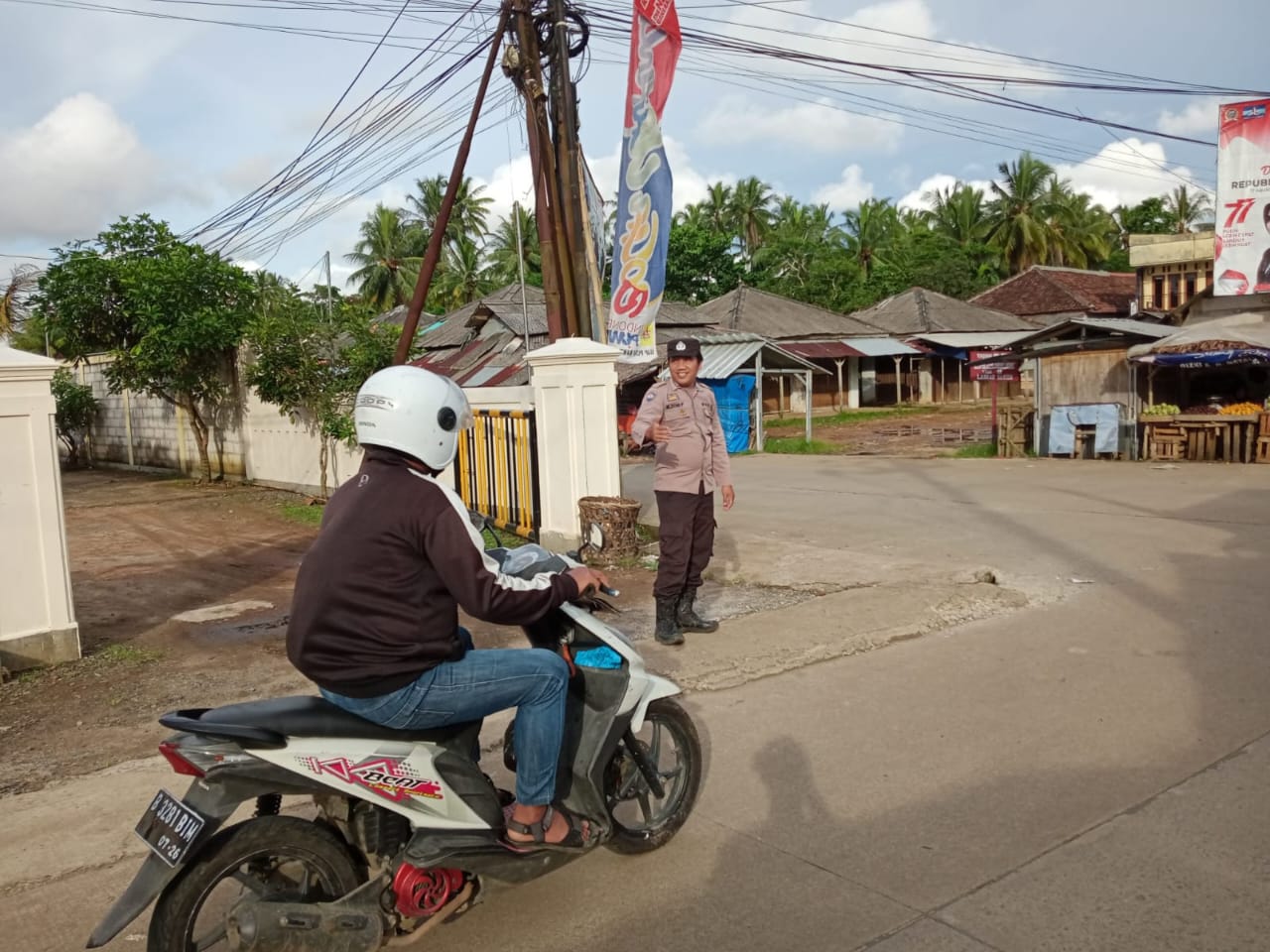 Anggota Polsek Pagelaran Giat Strong Point Sore di Pertigaan Pasar Pagelaran Kec Pagelaran