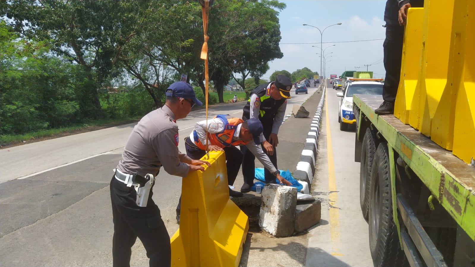 Polres Karawang kembali Lakukan Penutupan U turn Jelang Arus Mudik