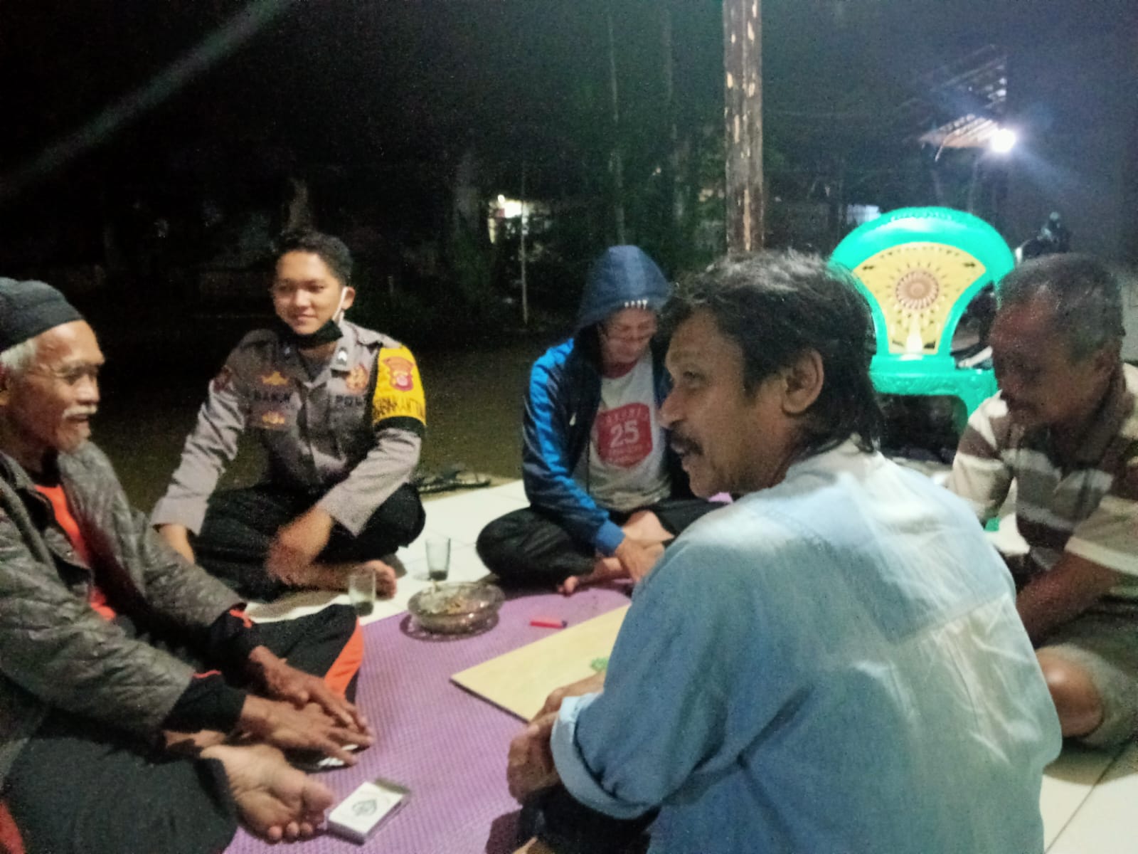 Poskamling Sarana Bhabinkamtibmas Polsek Pagelaran Ngariung Bersama Warga