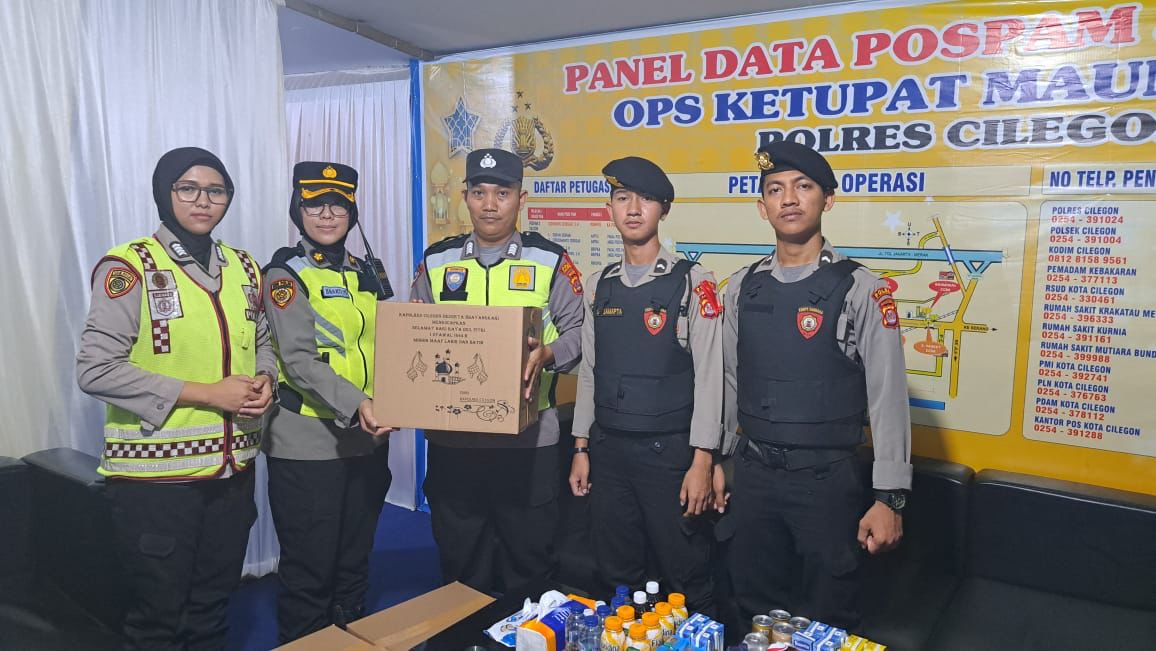 Polres Cilegon Bagi Parsel Kepada Personil Ops Ketupat Maung 2023