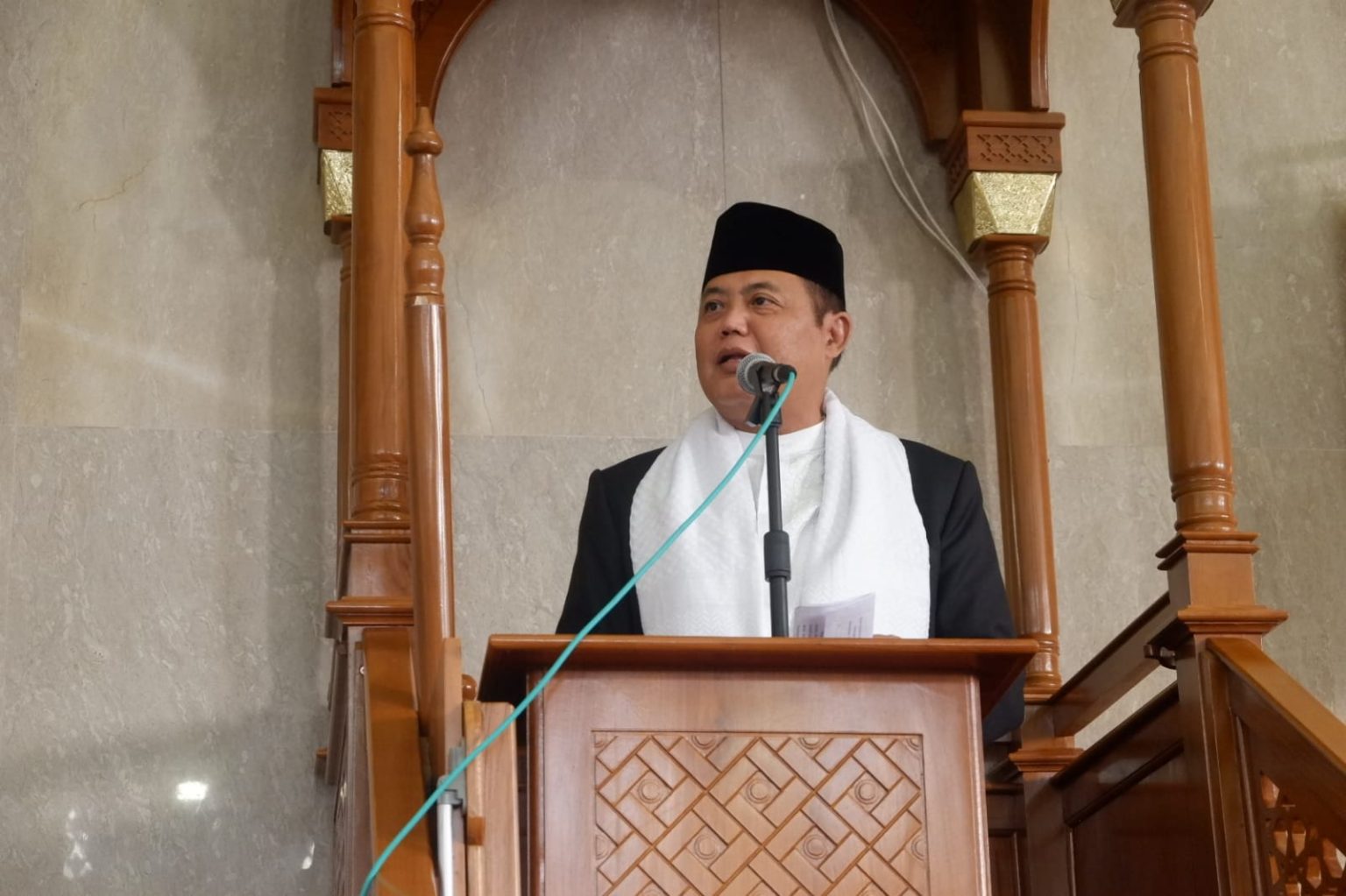 BERSAMA BUPATI, MASYARAKAT KARANGANYAR LAKSANAKAN SHOLAT IED DI MASJID AGUNG MADANIYAH