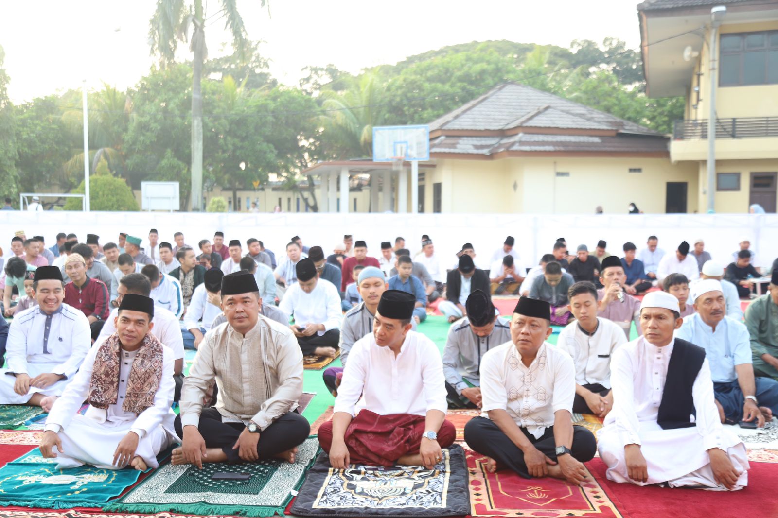 Polres Cilegon Laksanan Sholat Idul Fitri Di Lapangan Apel