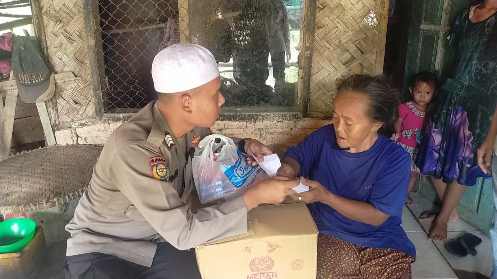 Sebungkus Kasih Untuk Emak Karnih Dari Polres Karawang