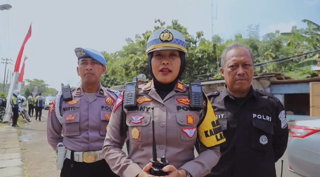 Polres Cilegon Laksanakan One Way Arah Masuk Jalur Wisata, Pengunjung Mohon Ikuti Arahan Petugas