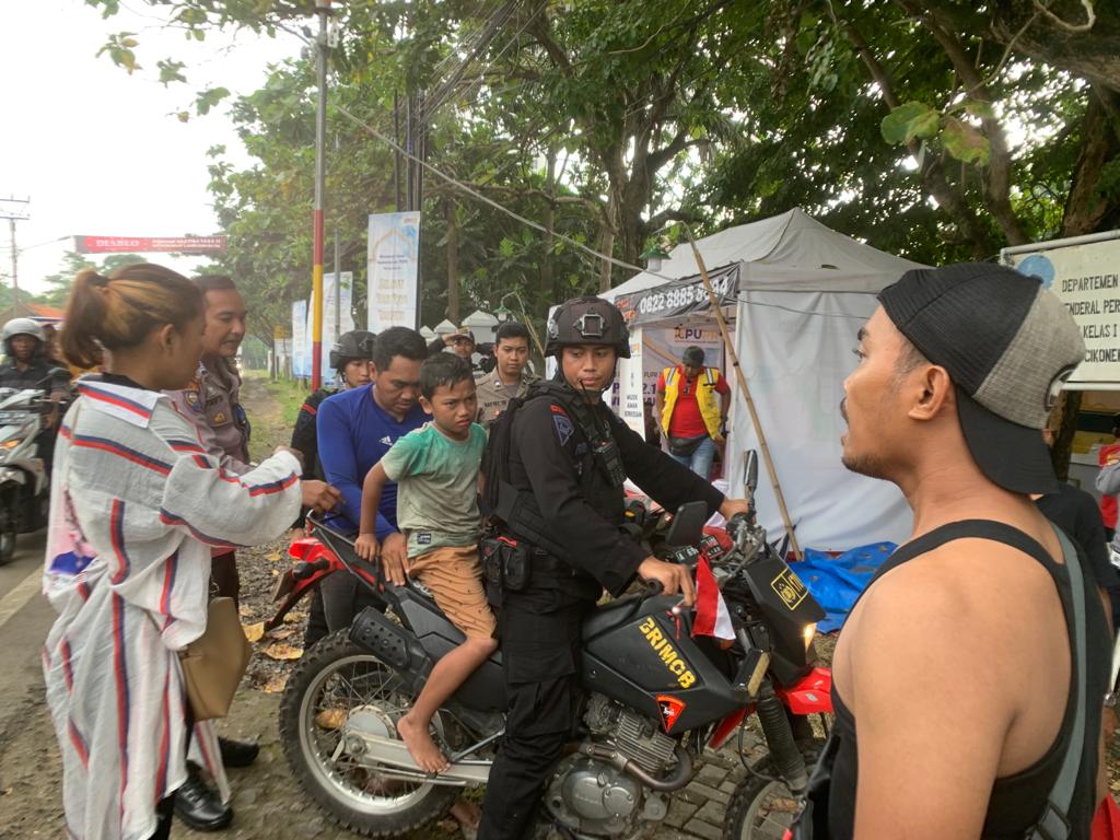 Pasca Lebaran, Satbrimob Polda Banten Melaksanakan Patroli di Kawasan Wisata Pantai Anyer