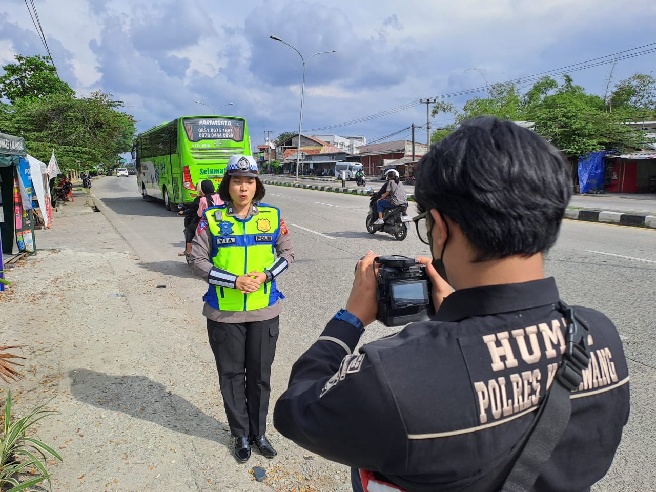 Live Report Satlantas Polres Karawang dari Pos Pam Lamaran Atas