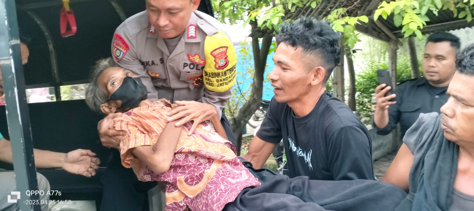 Geger, Orang Tua Dibuang di Pinggir Jalan di Jatiuwung, Begini Penjelasan Kapolres: Polisi Sigap Bantu