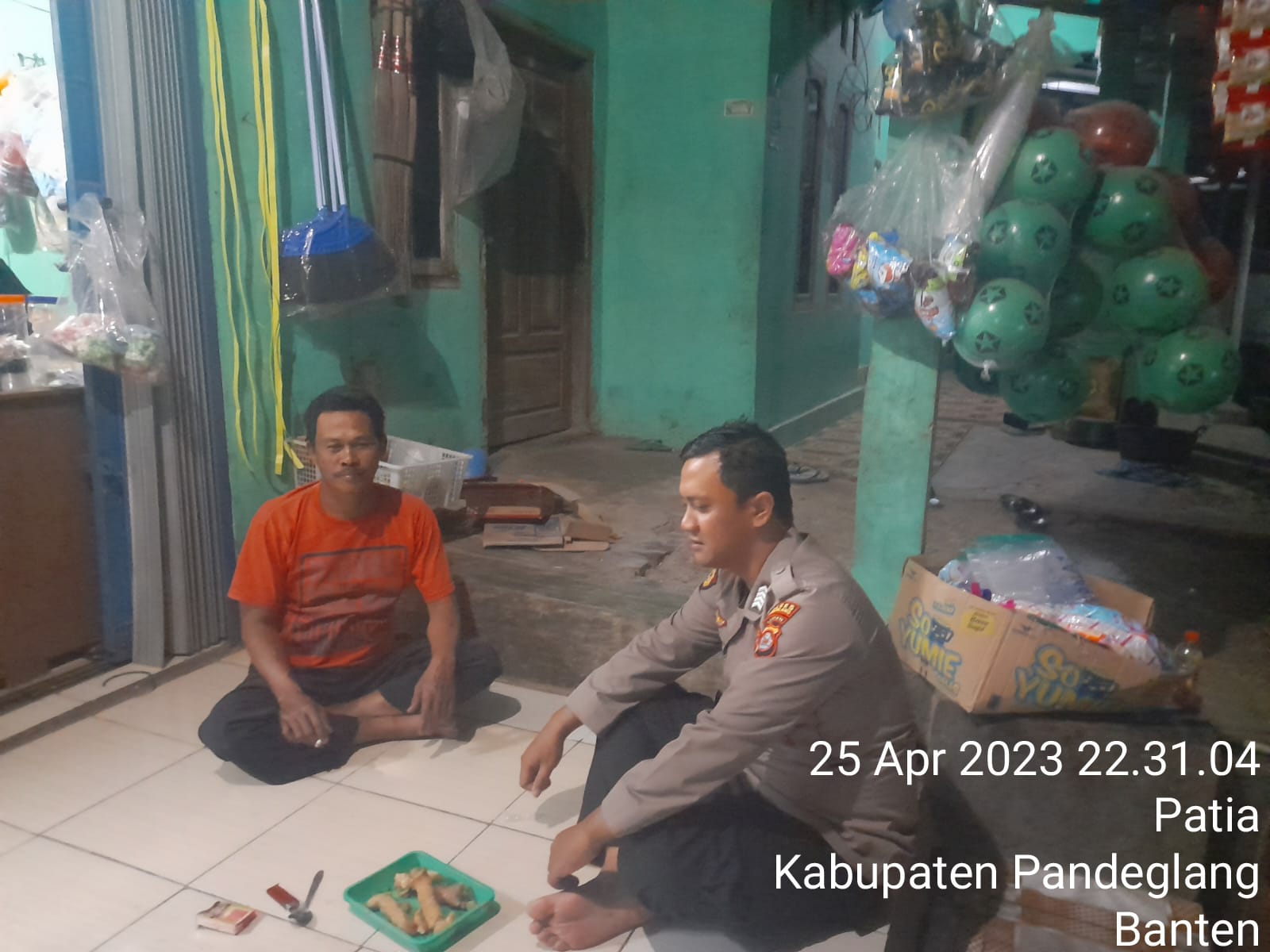 Laksanakan Patroli Malam Hari, Personil Polsek Patia Berikan Himbauan Kamtibmas