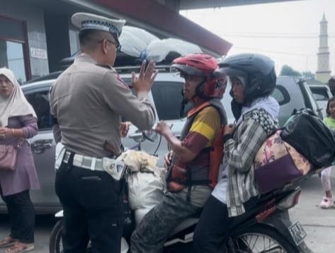Satlantas Polres Karawang Bekali Pemudik Pengetahuan Berkendara yang Aman
