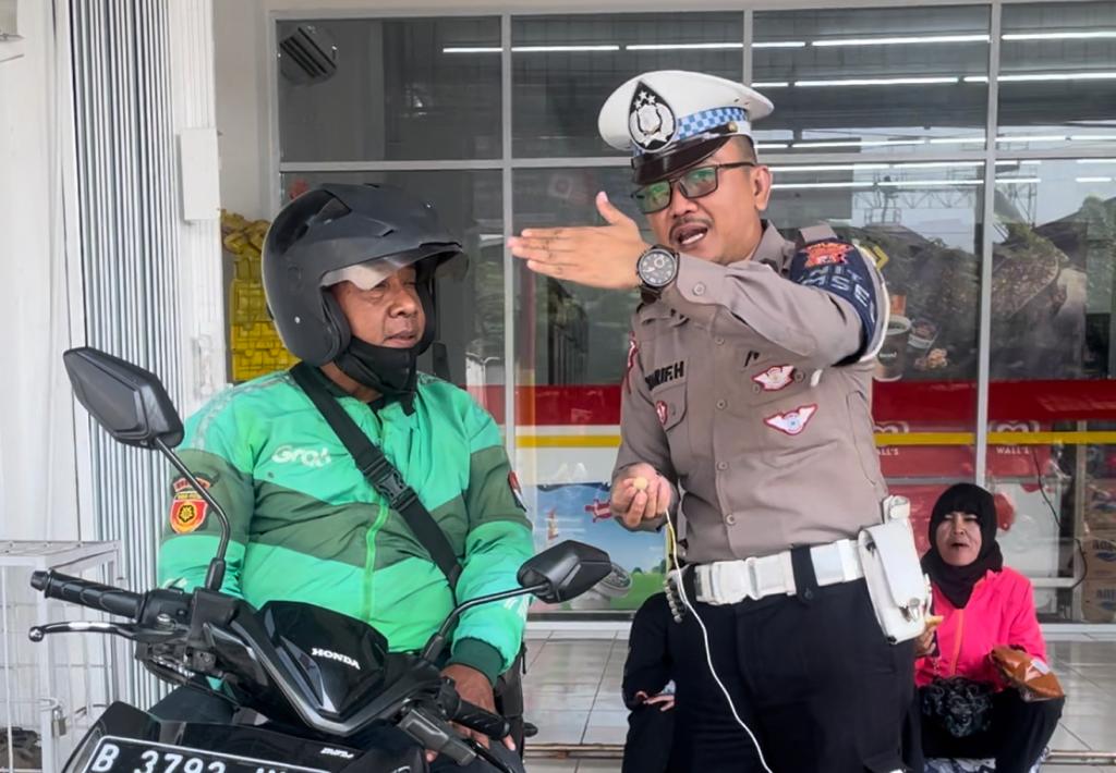 Cara Polisi di Karawang Ingatkan Keselamatan kepada Pemudik saat Arus Balik
