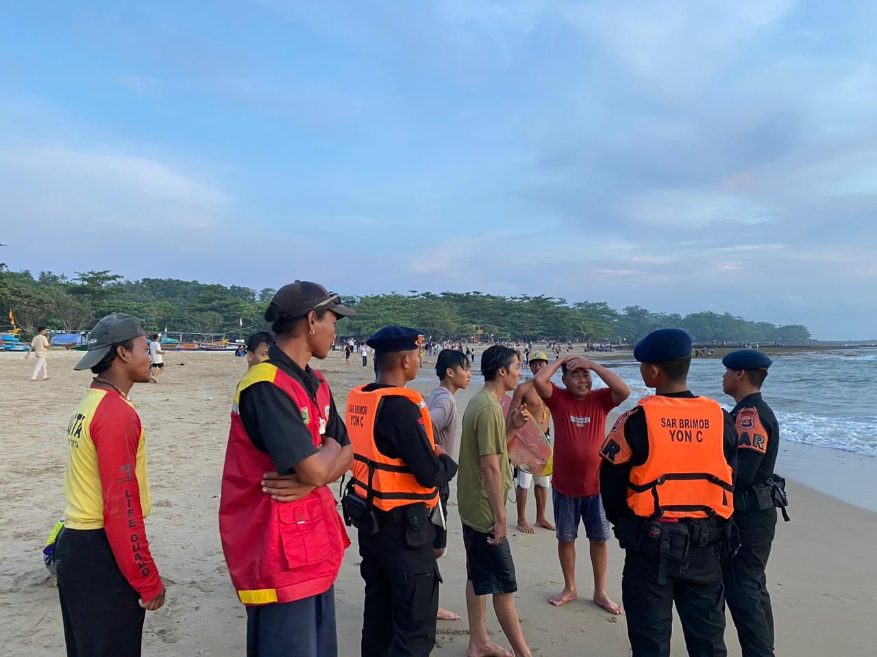 Pastikan Kelancaran Pengunjung Wisata, Satbrimob Polda Banten Gelar Pengamanan