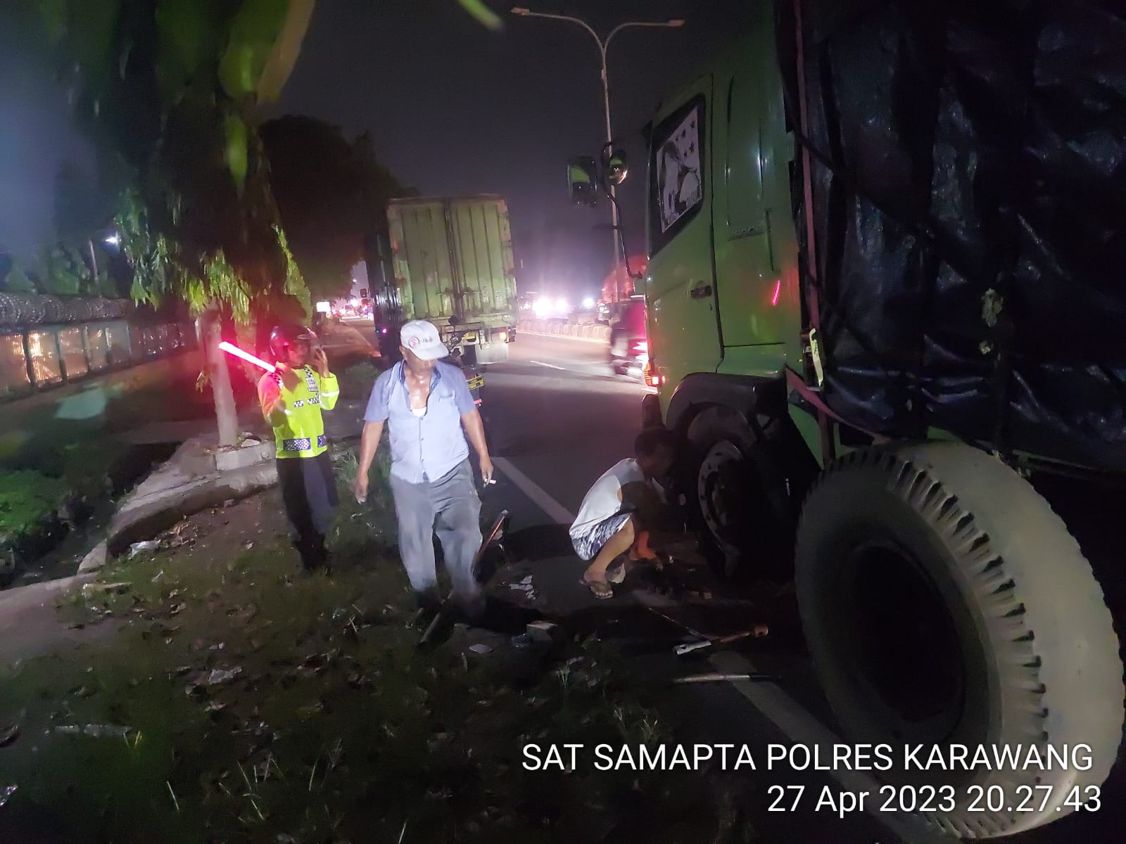 Antisipasi Kemacetan Karena Truck Pecah Ban, Personil Sat Samapta Polres Karawang Lakukan Gatur Lalin