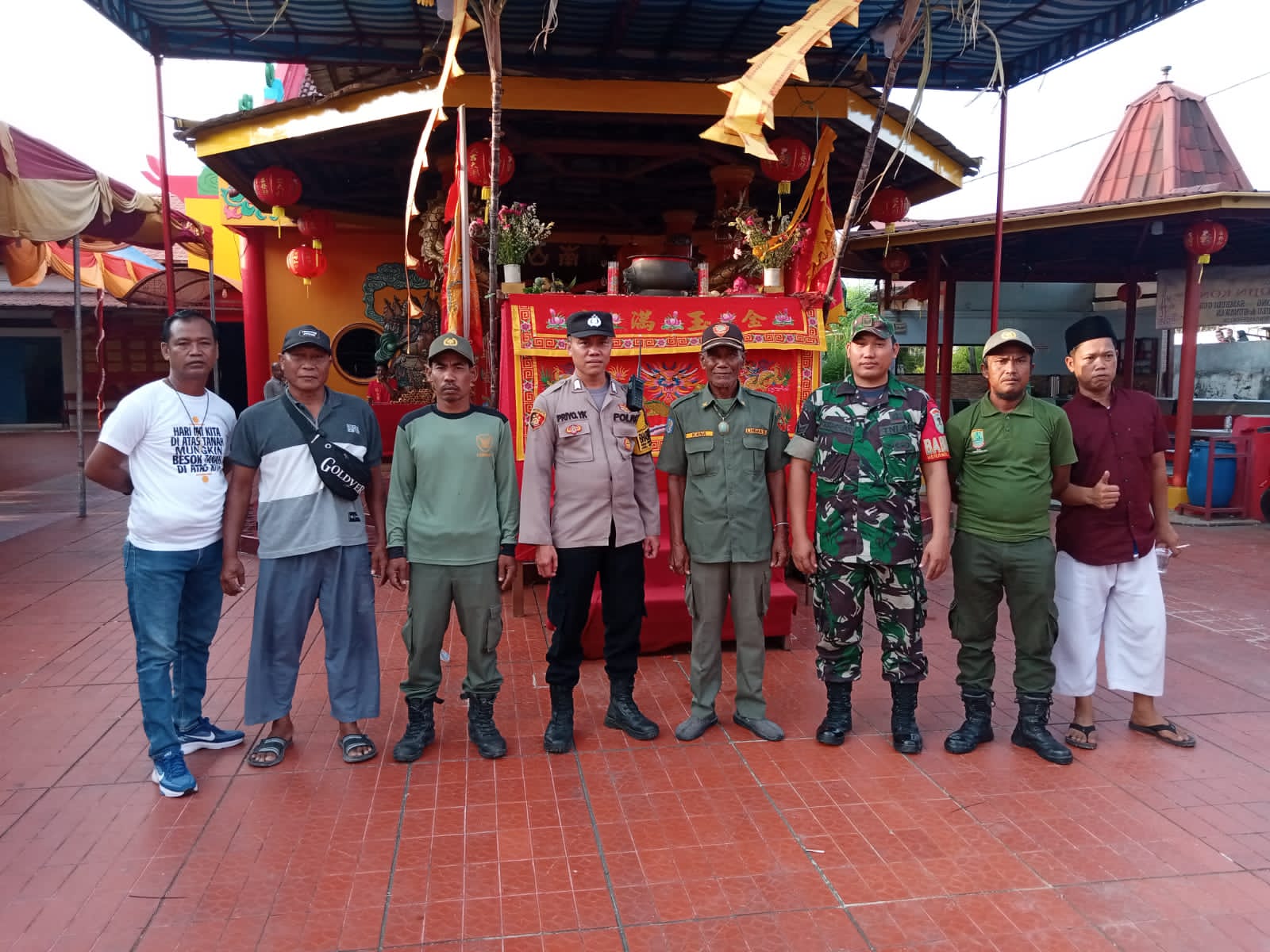 Anggota Bhabinkamtibmas Melaksanakan Pengamanan Perayaan Sejit Kong Co, di vihara Buddha Sasana Rengasdengklok