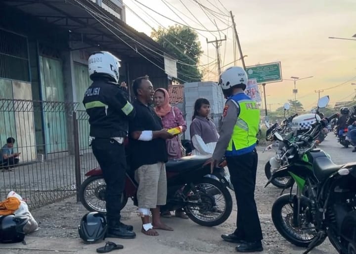 Pria Memakai Helm Yang Membagikan Nasi Kotak Ke Pemudik Ternyata Anggota Sat Lantas Polres Karawang