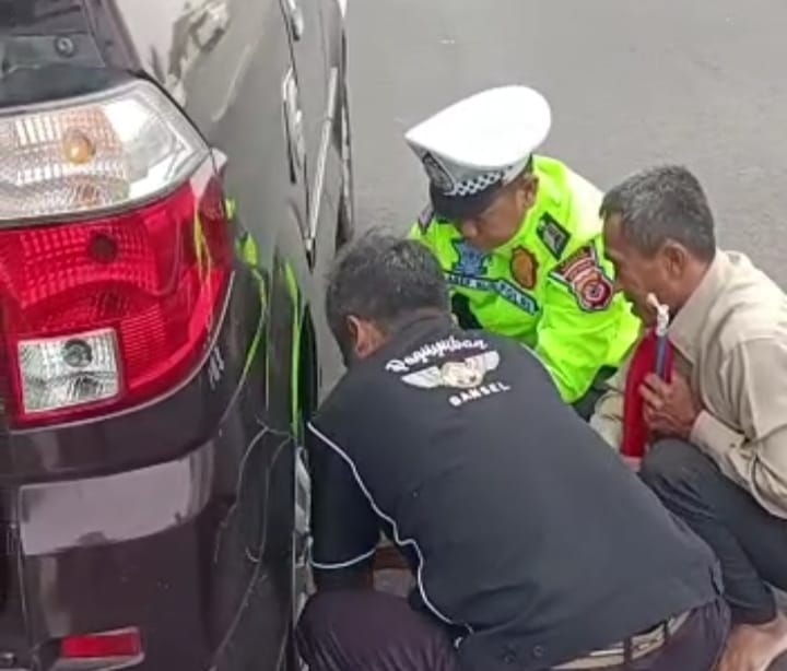 Polisi di Karawang Bantu Sopir asal Tangerang Ganti Ban Bocor di Km 57