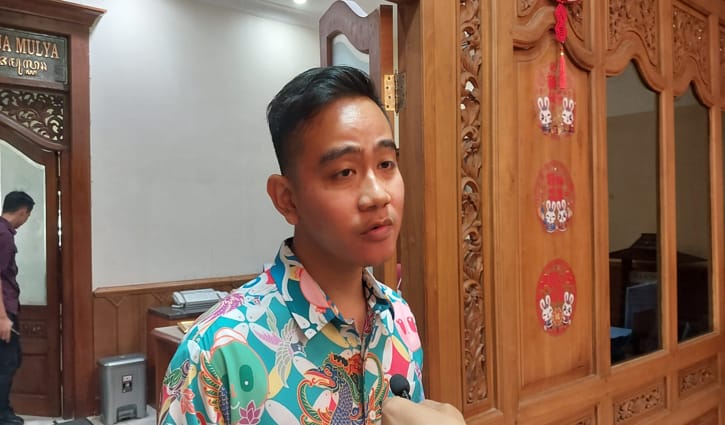 Gibran dampingi PSI kota Solo daftarkan Bacalegnya di KPU, Ada Signal Apakah????