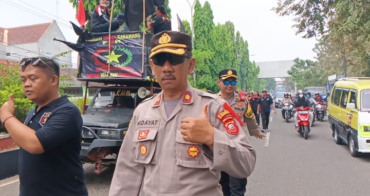 Kapolsek Klari Polres Karawang Pimpin Langsung Pengamanan Pemberangkatan Masa Buruh Dalam Rangka Hari Buruh Nasional
