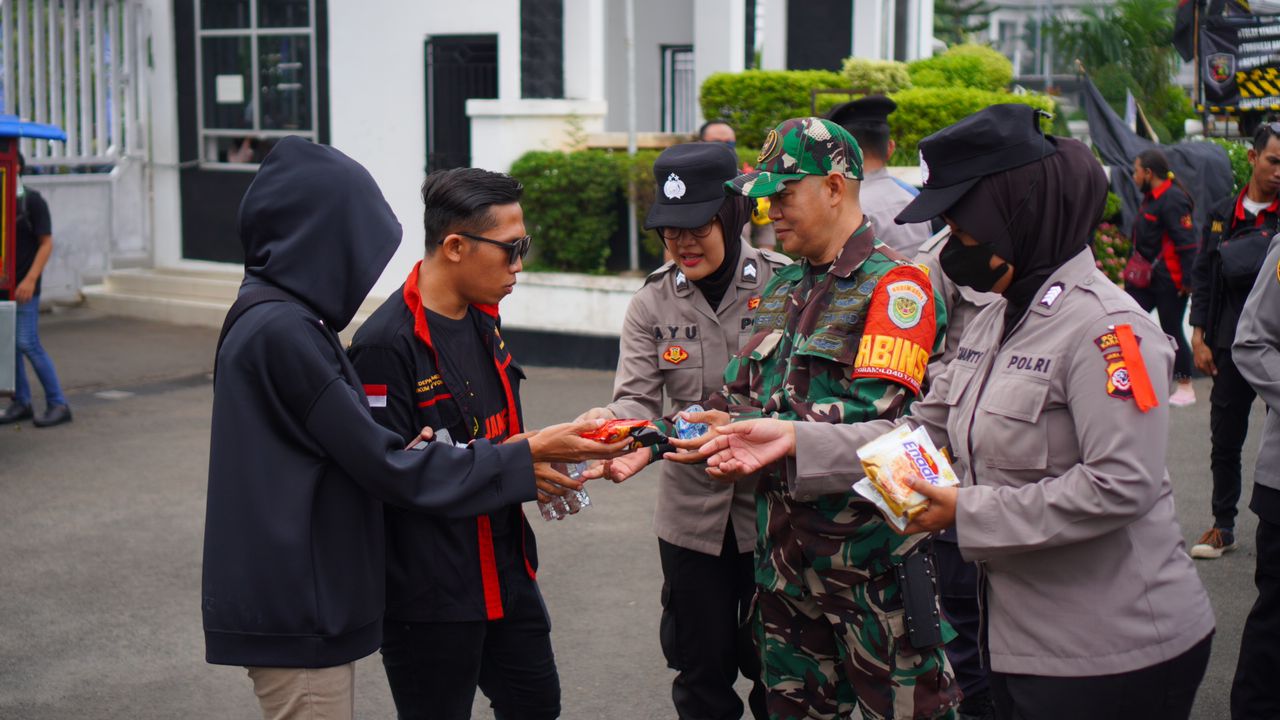 Hari Buruh, TNI- Polri Bagi Bagi Bingkisan Kepada Buruh