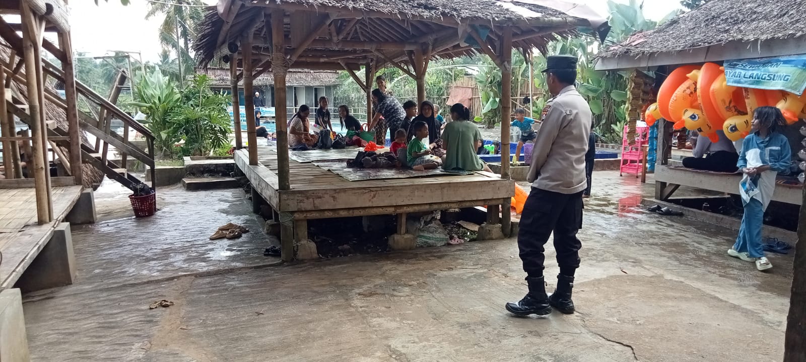 Pengamanan Tempat Wisata Oleh Anggota Polsek Cikedal