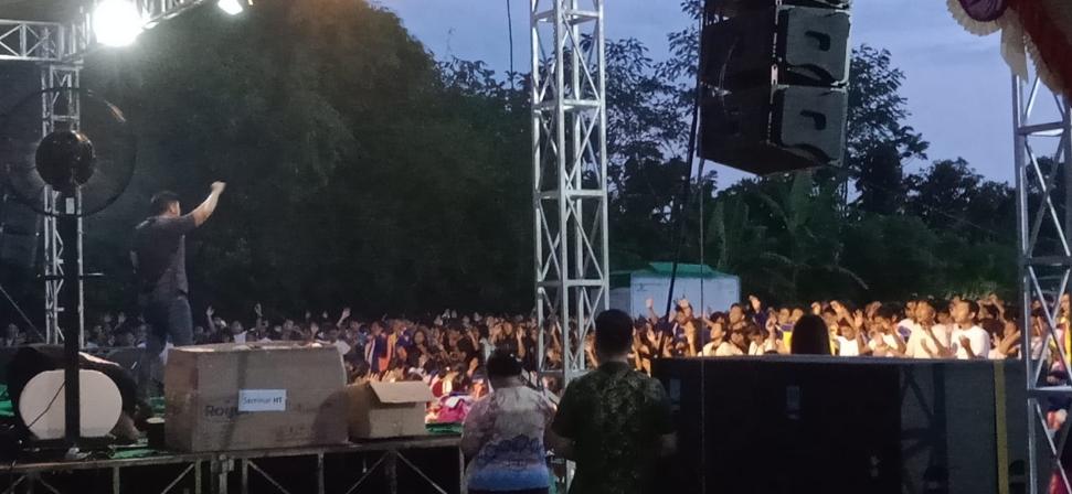 Gerakan Gereja Berdoa Semarang dengan bekerja sama dengan GITJ Margokerto Menggelar KKR di Lapangan Margokerto Bondo