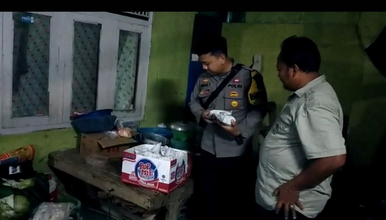 Kapolres Peduli, Personal Polres Karawang Bagikan Nasi Bungkus Ke Warga Terdampak Banjir Di Karang ligar