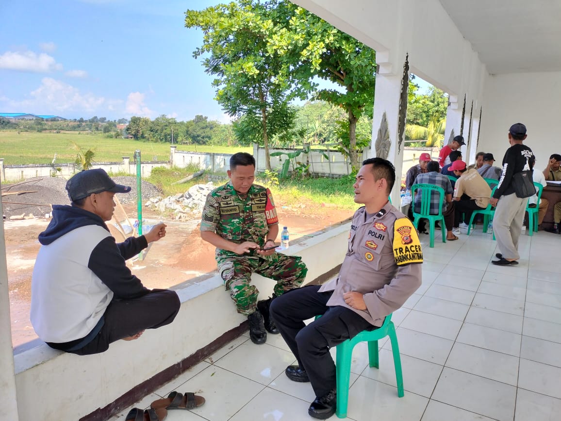 Anggota Sinergitas TNI-Polri Sambangi Kantor Desa Mulyasari