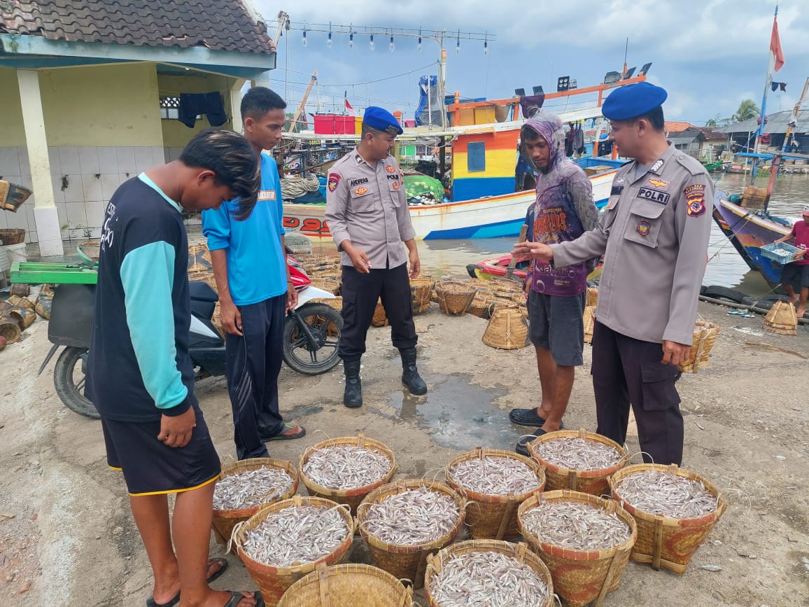 Sat Polairud Polres Karawang Sambang Dialogis Berikan Himbauan Kamtibmas Ke Nelayan Ciparage