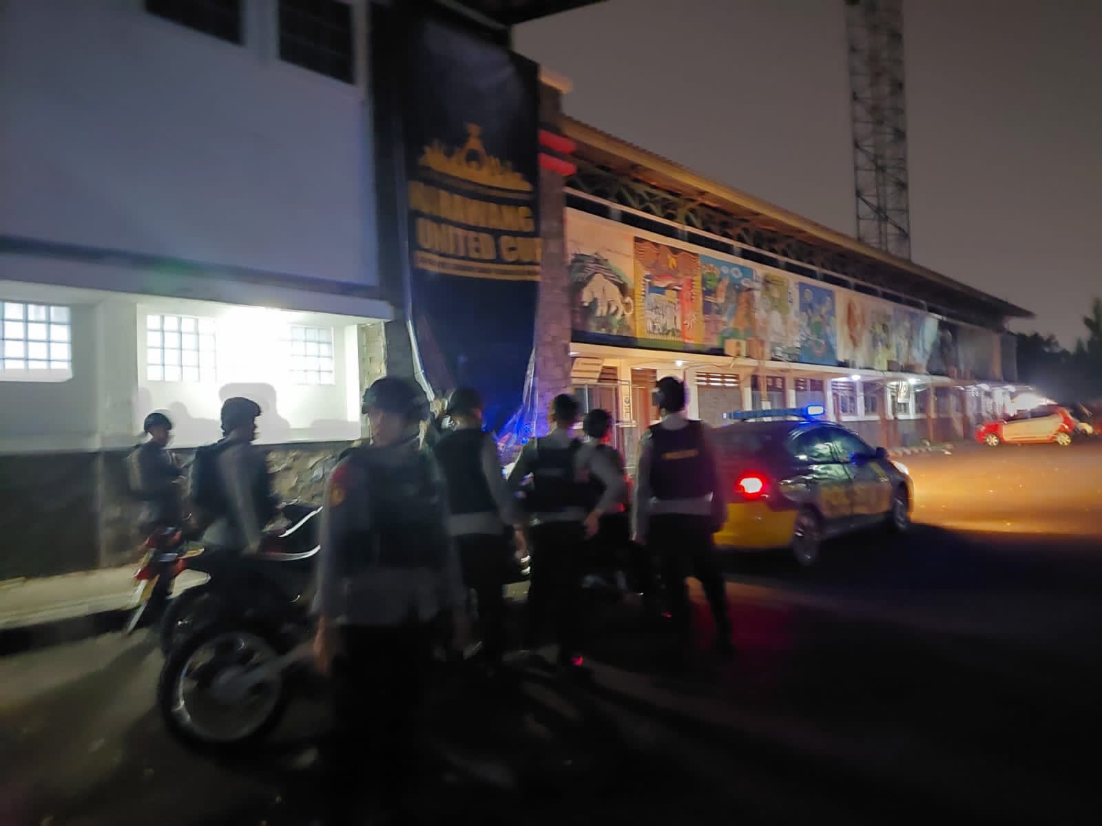 Hadirnya Polisi Di Malam Hari, Sat Samapta Polres Karawang Lakukan Patroli Humanis