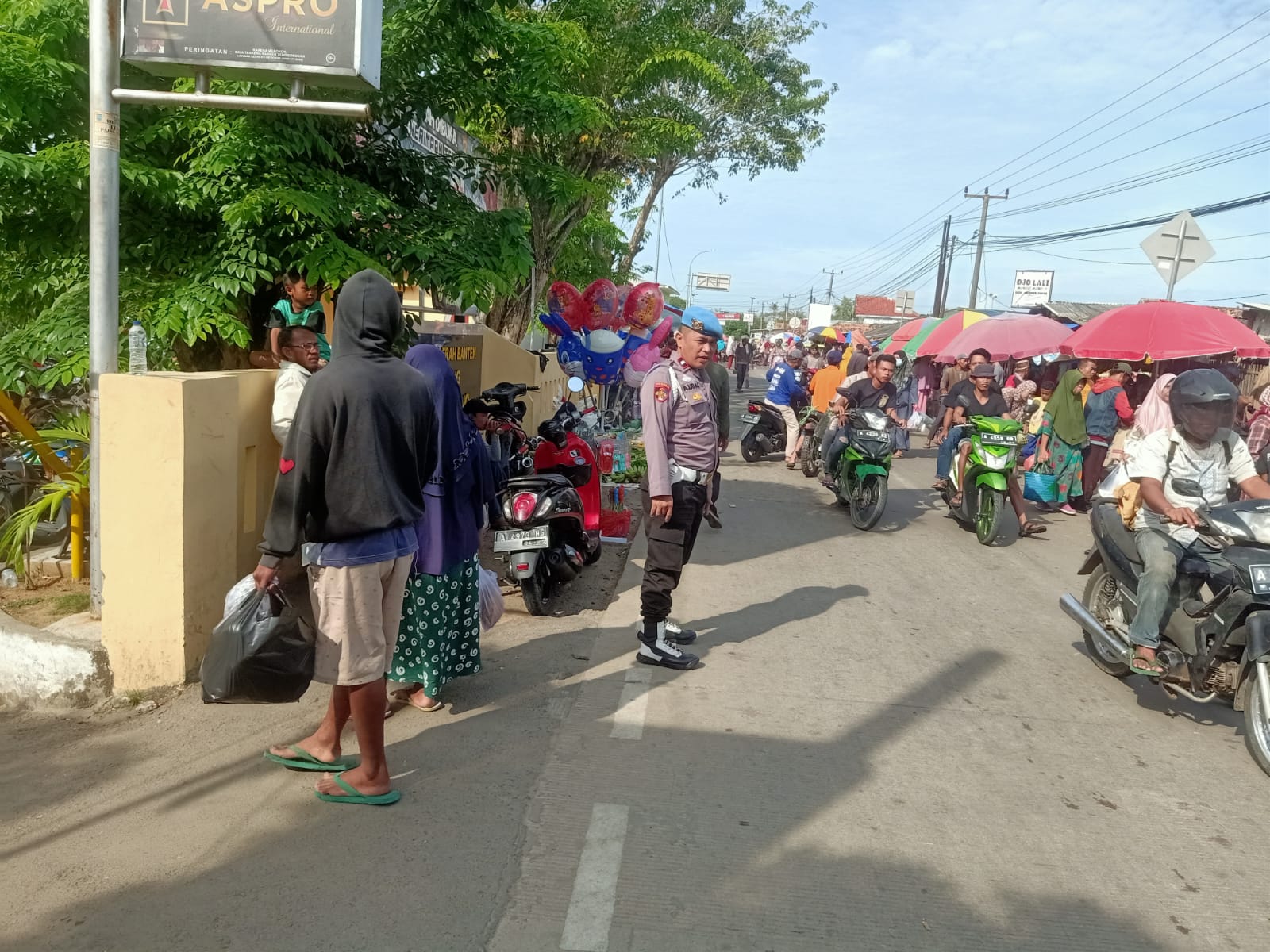 Pengaturan lalu lintas Pagi Hari Merupakan Pelayanan Anggota Polsek Pontang Polres Serang