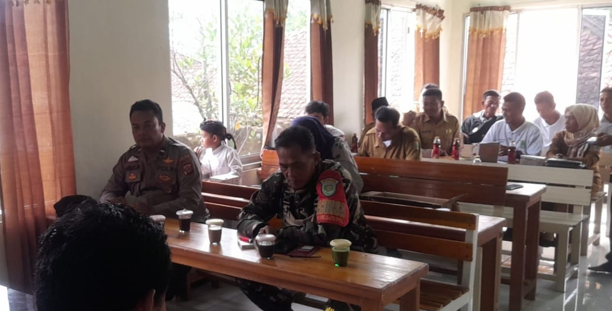 Sukseskan Program Regsosek, TNI-Polri Hadiri Rapat FKP di Kantor Desa Kertasari