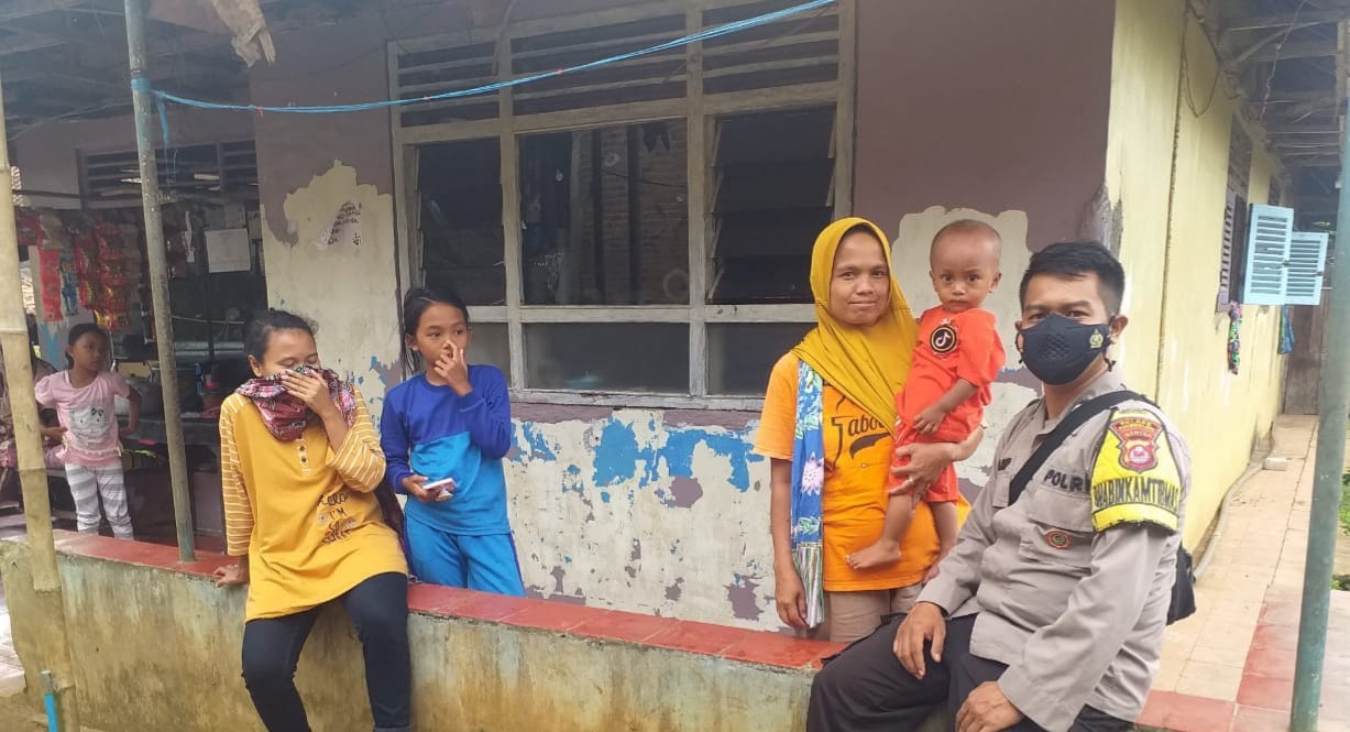 Ini Dia, Pak Bhabin Syarip Polsek Menes Rutin Sambangi Masyarakat Desa Binaannya