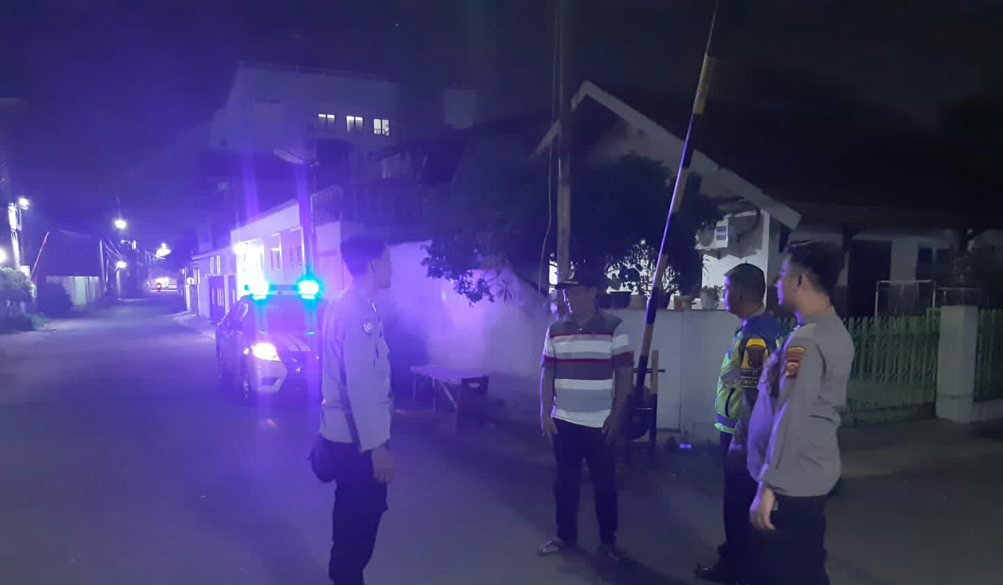 Patroli Prekat Dinihari Polsek Cikampek Polres karawang Sasar Perumahan
