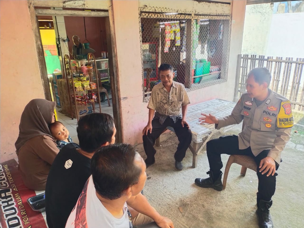 Anggota Bhabinkamtibmas di Karawang ajak Masyarakat untuk Tetap jaga kamtibmas