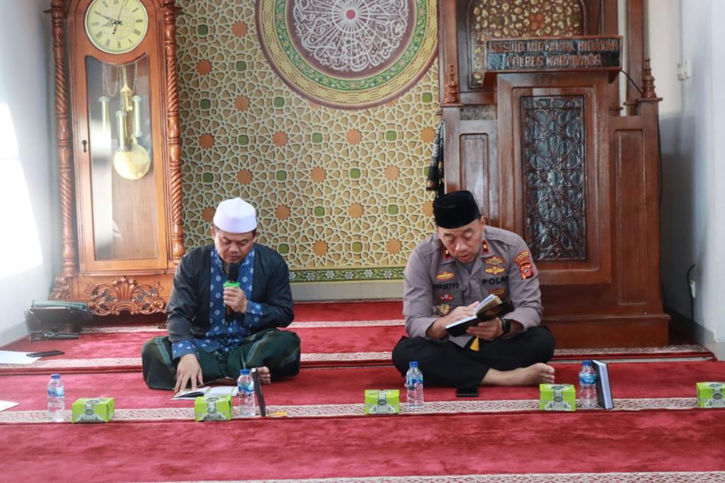 Tingkatkan Iman dan Taqwa, Polres Karawang Gelar Pengajian Dan Santuni Anak Yatim Piatu