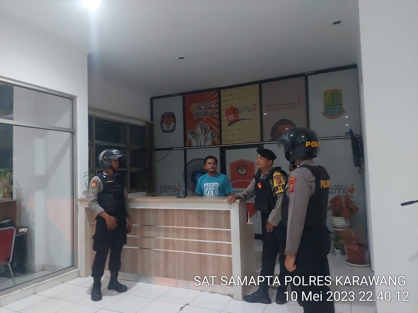 Patroli Jelang Pemilihan Umum 2023, Tim Patroli PREKAT Polres Karawang Kontrol Gedung KPUD