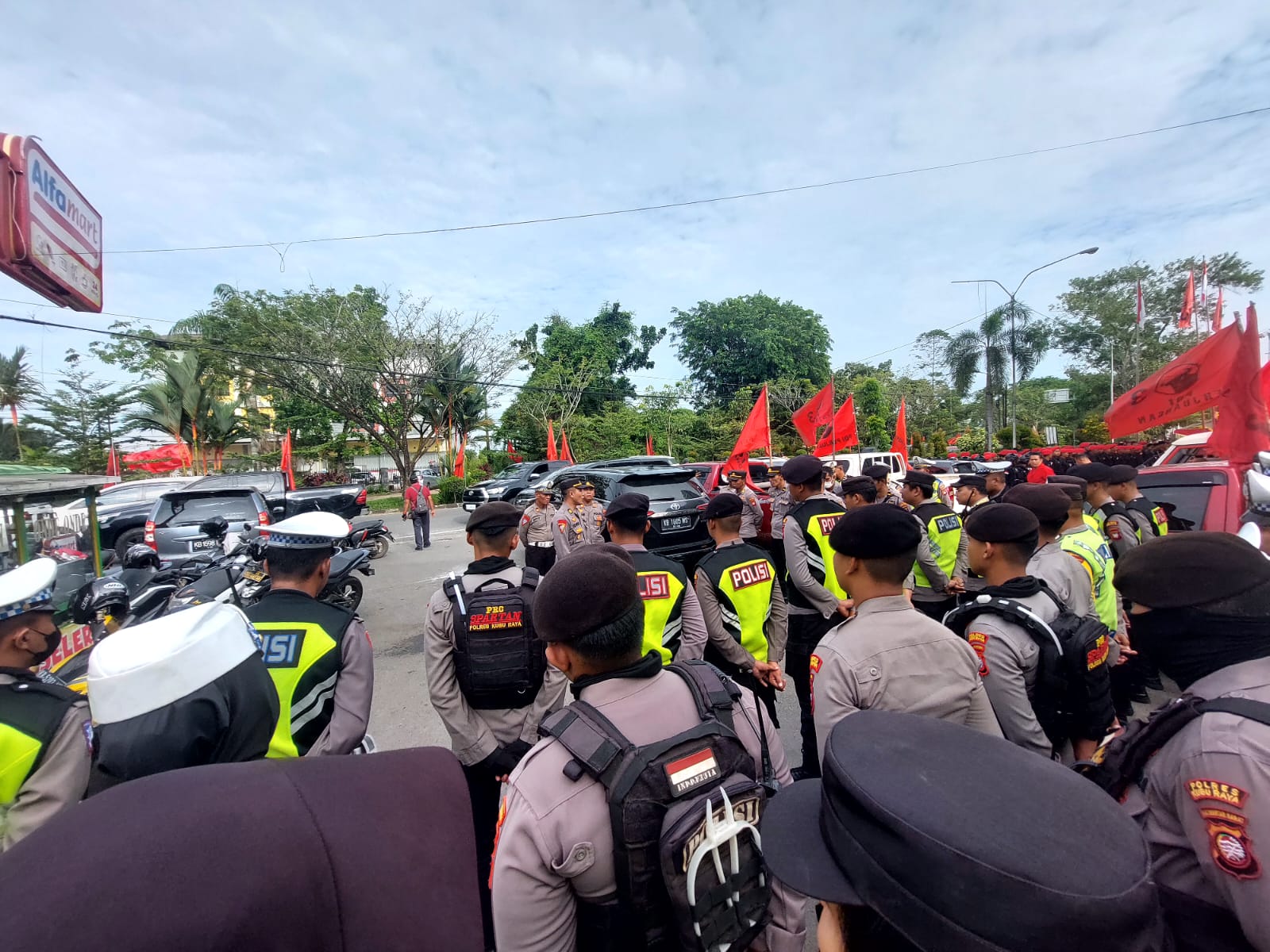 “Polres Kubu Raya Amankan Rute Pendaftaran Calon Legislatif PDI Perjuangan ke KPU Kalbar”