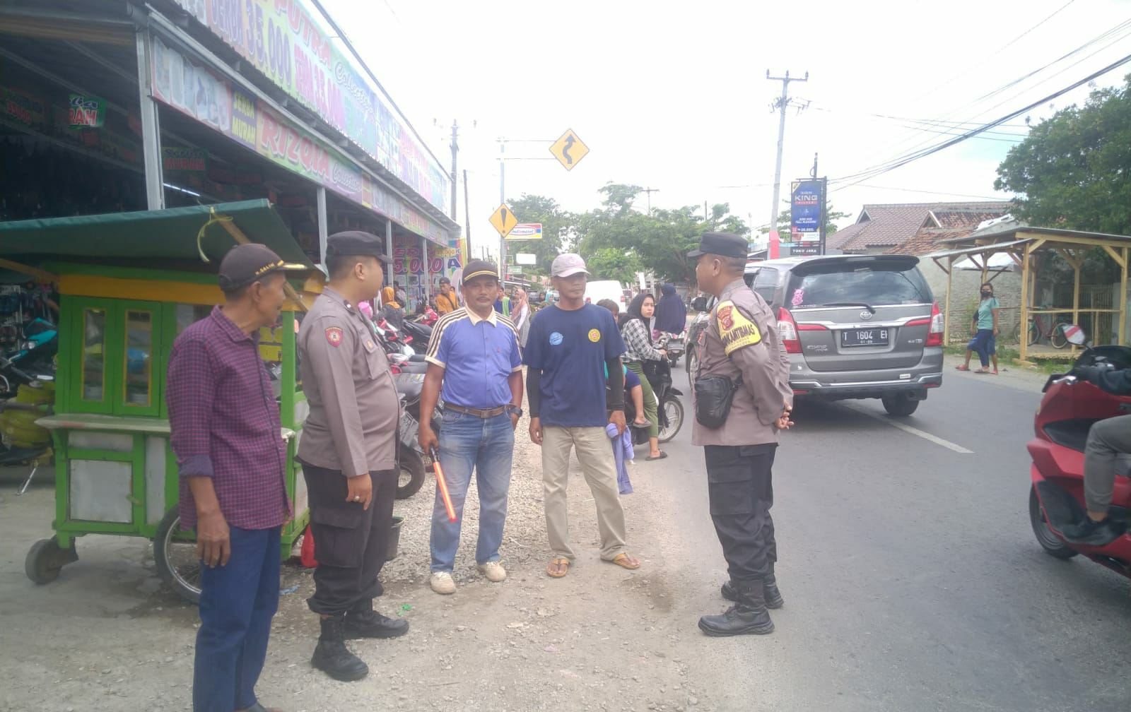 Bhabinkamtibmas Polsek Rengasdengklok, Polres Karawang Sampaikan Pesan Kamtibmas Kepada Juru Parkir