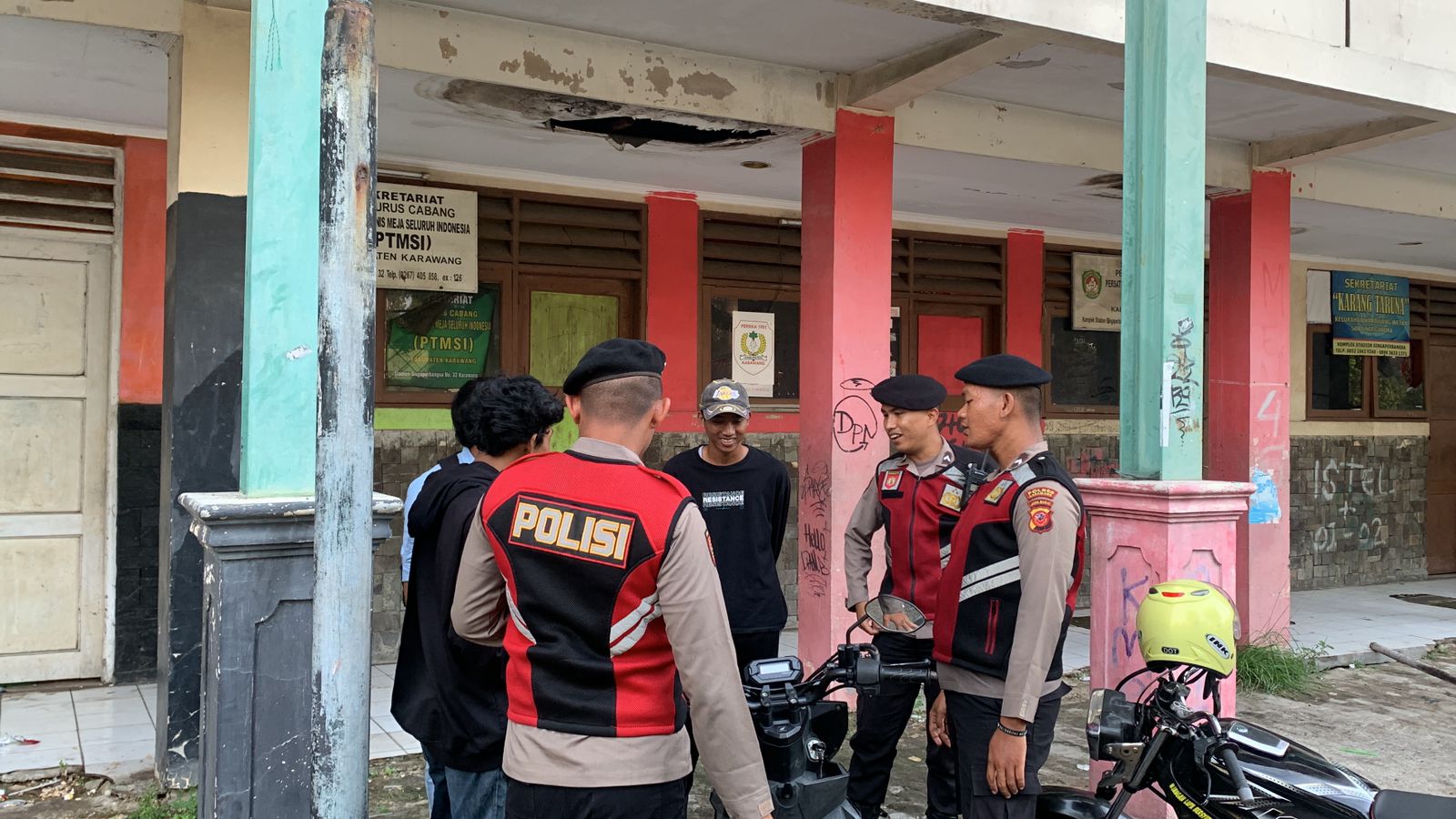 Sat Samapta Polres Karawang Lakukan Patroli Humanis Di Stadion Singaperbangsa