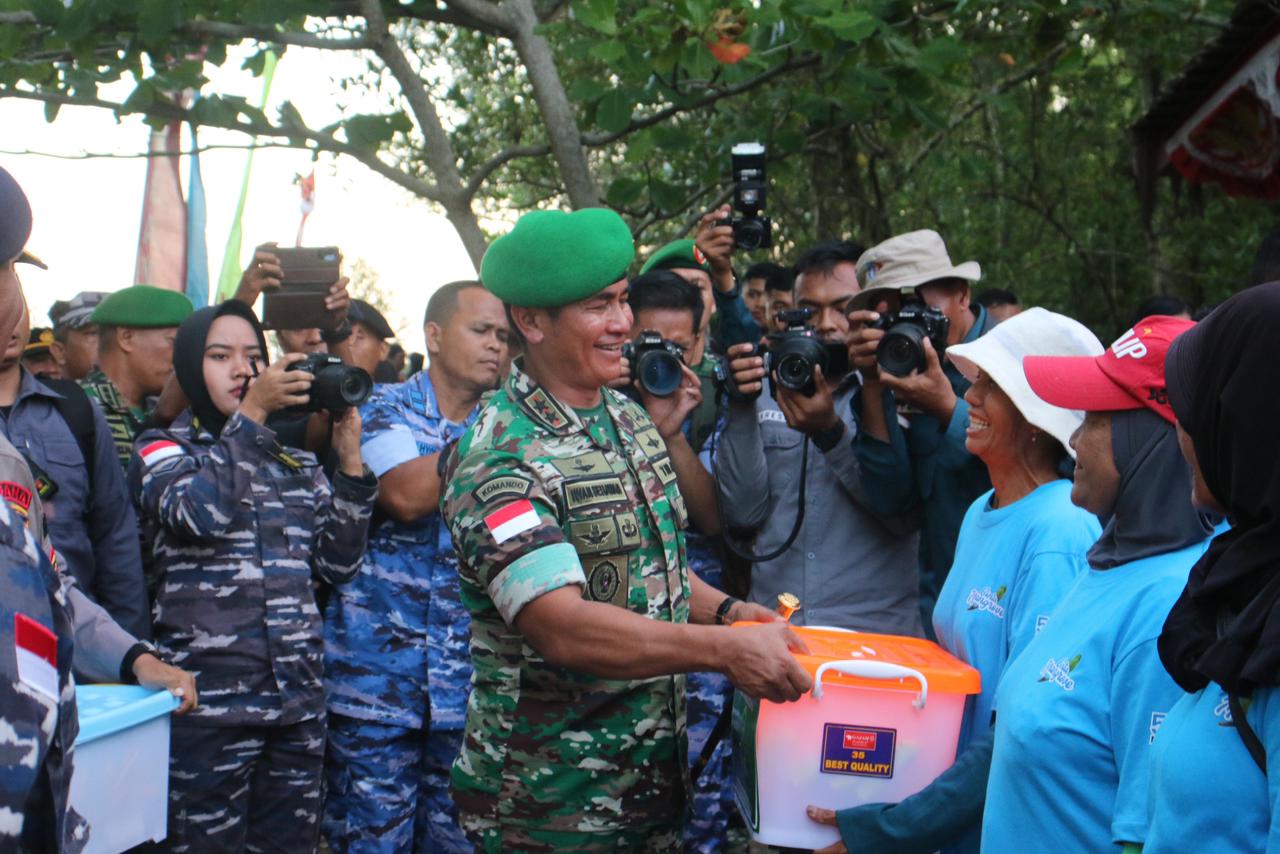 Jaga Ekosistem Pesisir, Pangdam XII/Tpr Pimpin Penanaman Mangrove Nasional Secara Serentak di Wilayah Kalbar
