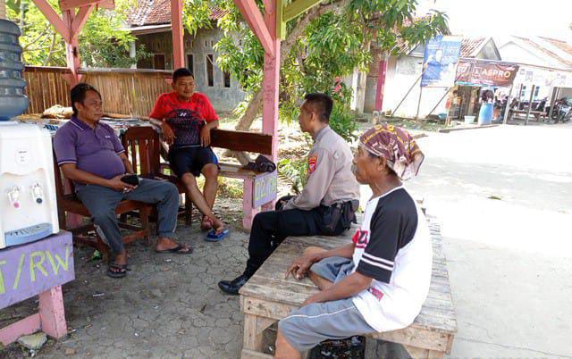 Patroli Dialogis Kapolsek Jatisari Polres Karawang ke Tokoh Masyarakat dan Tokoh Agama Desa Balonggandu