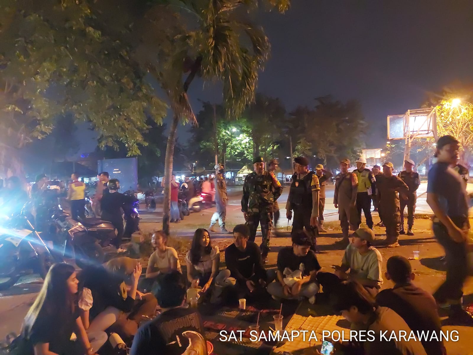 Tim Patroli PREKAT Polres Karawang, Patroli Dialogis Sasaran Tempat Nongkrong Di Gor Panatayuda