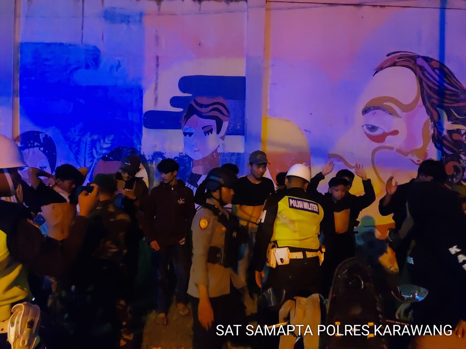 Tim Patroli PREKAT Samapta Polres Karawang Lakukan Patroli Dialogis Malam Hari Secara Humanis
