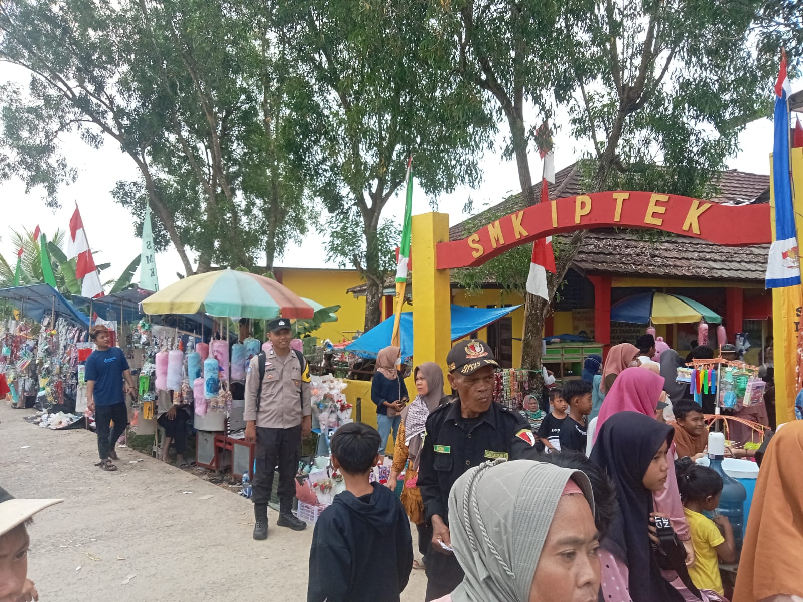 Berikan Rasa Aman Polsek Patia Lakukan Pengamanan Wisuda SMK IPTEK