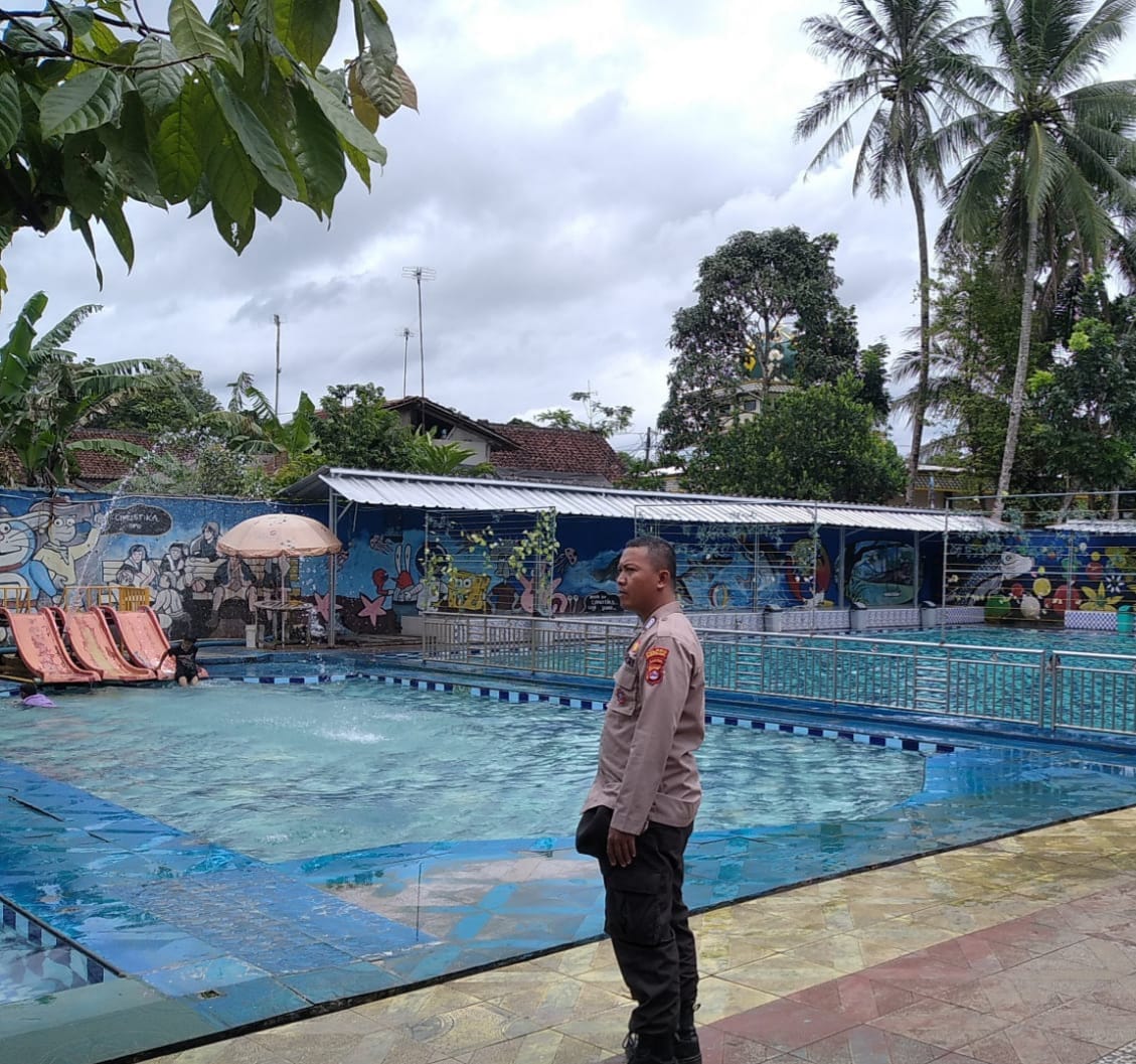 Polsek Menes Lakukan Pengamanan dan Edukasi Pengunjung Di Kolam Renang, Ini Pesan yang Disampaikan