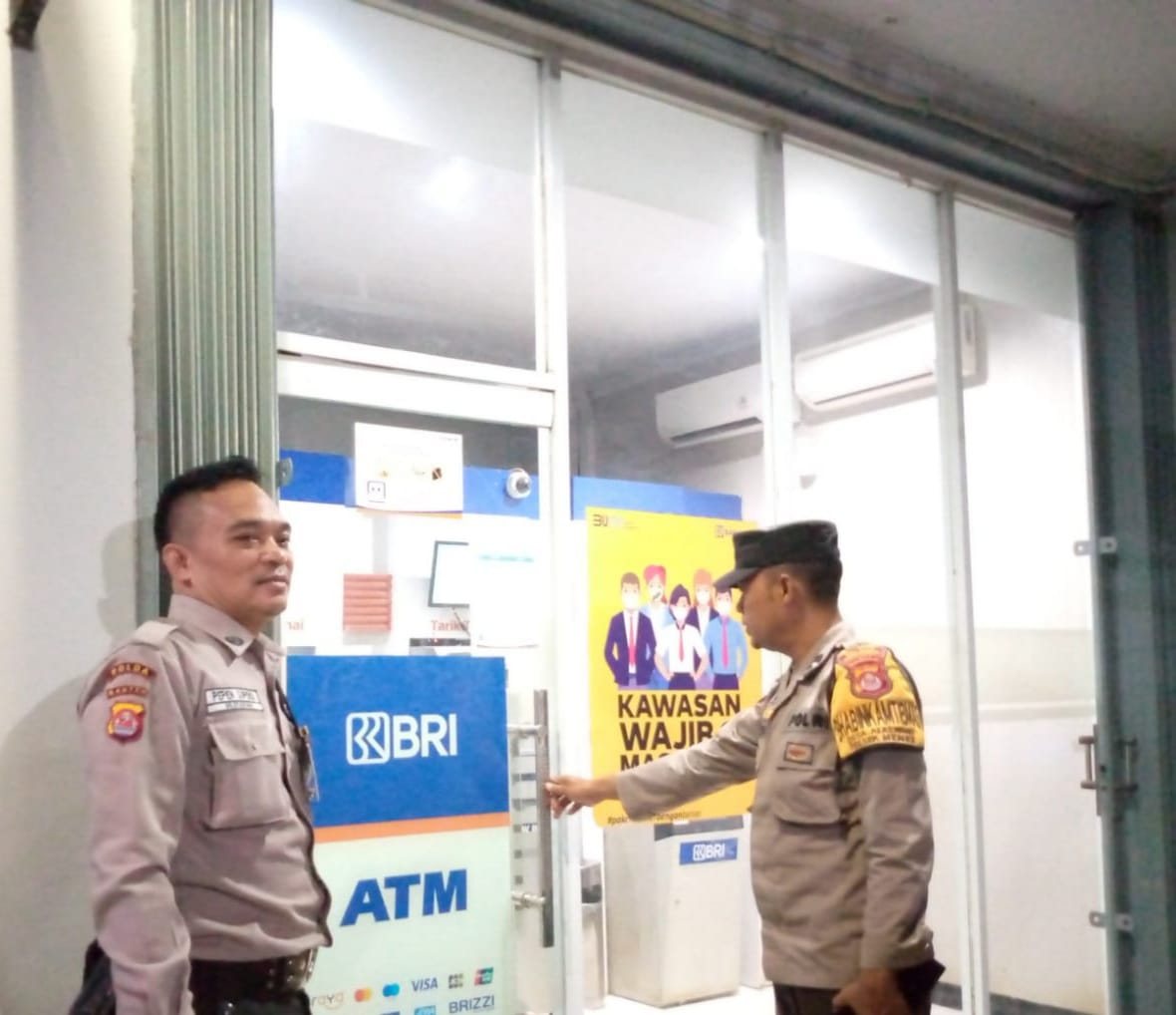 Agar Aman, Cegah Kartu Debit Melalui Skimming, Pak Bhabin Polsek Menes Periksa Mesin ATM