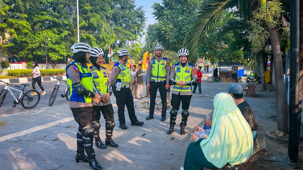 Polwan Cantik di Polres Karawang Berjaga di Gelaran CFD, dengan Bersepeda dan Skuter