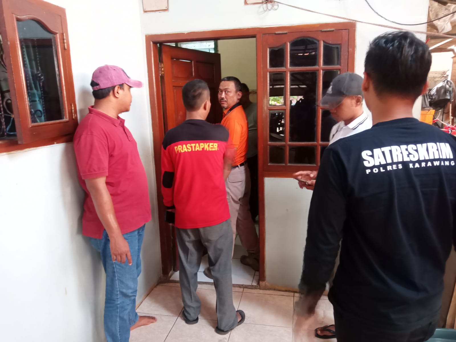 Polsek Rengasdengklok Bersama Tim Inavis Polres Karawang Laksanakan Olah Tkp Tindak Pencurian Rumah Warga Di Desa Jayakerta