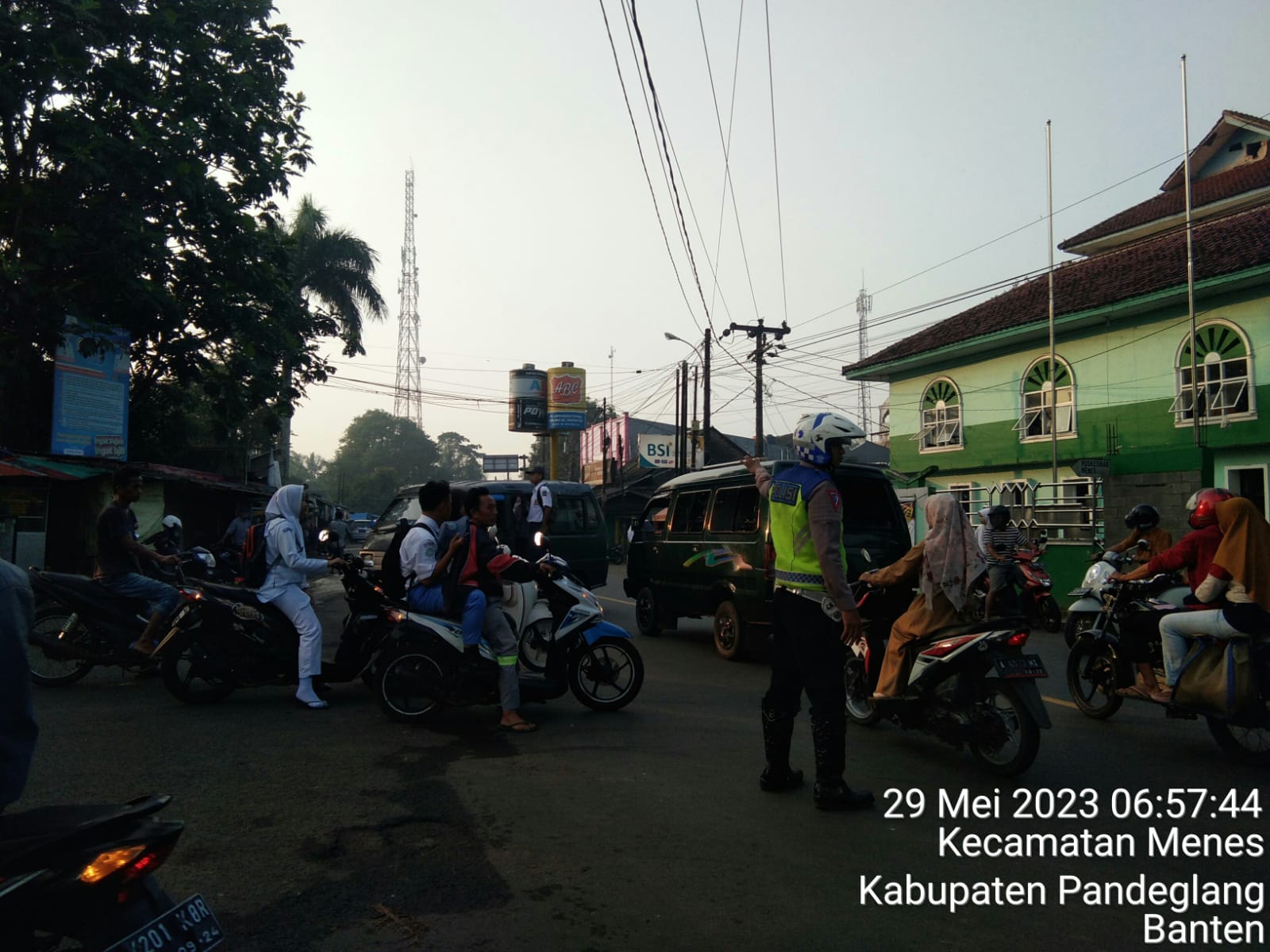 Rutin Tertibkan Lalulintas Demi Kenyamanan Berkendara Masyarakat, Polsek Menes Sibuk Gatur